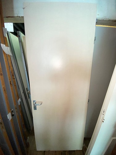 Gebruikte binnendeur 870x2330 rechtsdraaiend stomp hout gebroken wit (houtnerf)