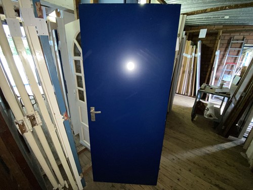 Gebruikte binnendeur 830x2000 rechtsdraaiend opdek hout blauw
