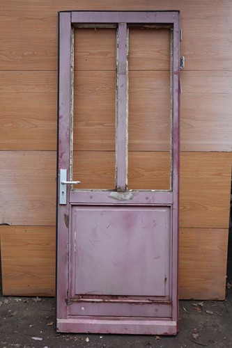 Gebruikte buitendeur 885x2300 linksdraaiend stomp hout roze/wit
