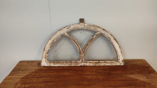 Gebruikt halfrond stalraam 550x290mm wit