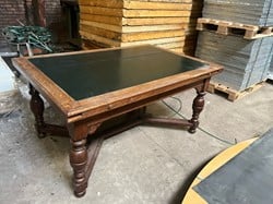 Antieke tafel met ingelegd leren blad