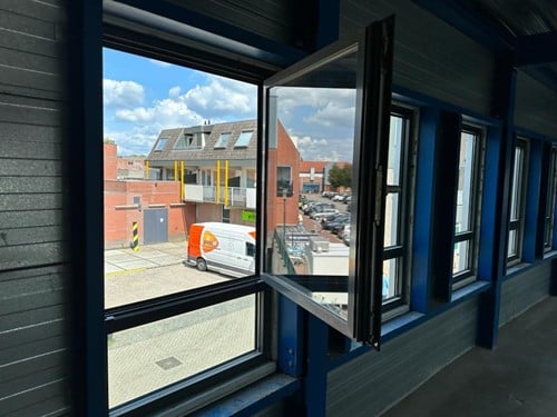 Gebruikt raamkozijn 870 x 1420 aluminium antraciet ( Draai / kiep )