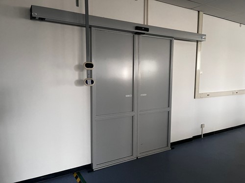Gebruikte elektrische schuifdeur H2290x B1750mm grijs (dubbel)