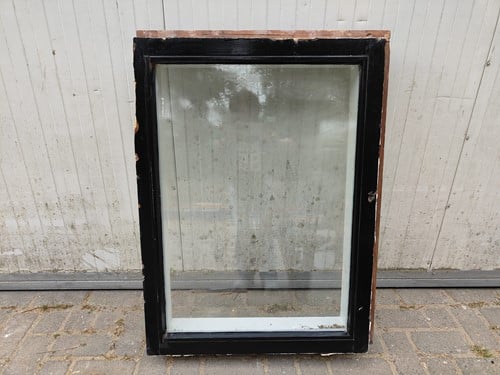 Gebruikt houten raamkozijn 950x700mm dubbel glas 