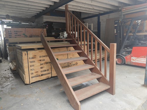 Gebruikte hardhouten trap H1550x B105mm leuning rechts