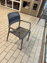 Gebruikte kunsstof terrasstoel grijs
