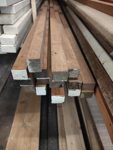Gebruikte Meranti hardhouten plank 25x30x2700mm geschaafd