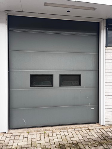 Gebruikte overheaddeur B2700x H3160mm elektrisch bediend (Crawford)