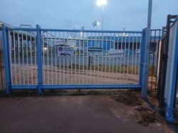 Gebruikte Schuifpoort B4000mm x H2500 blauw/wit