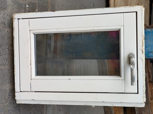 Gebruikt houten raamkozijn draai/kiep 475x695mm dubbel glas wit