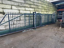Gebruikte elektrische dubbele schuifpoort B8000xH2000mm grijs