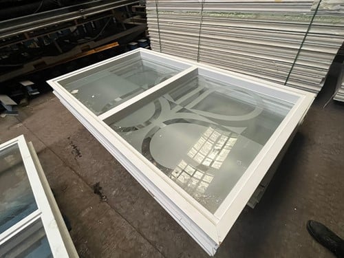 Gebruikt hardhouten raamkozijn 2000mm x 1200mm sier