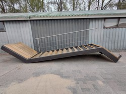 Gebruikte Stalen trap H2520xB1180mm leuning links antraciet
