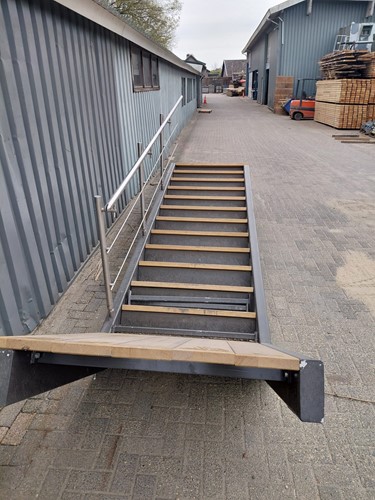 Gebruikte Stalen trap H2520xB1180mm leuning links antraciet-2