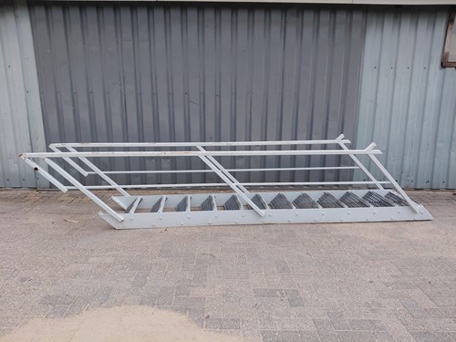 Gebruikte Stalentrap B620mmx H2600mm Wit met leuning 