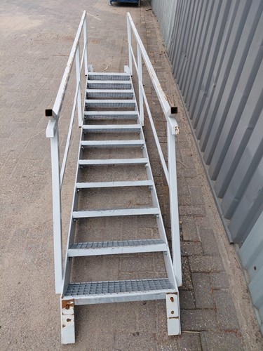 Gebruikte Stalentrap B620mmx H2600mm Wit met leuning -2