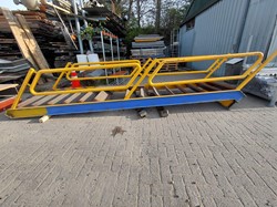 Gebruikte Stalen trap H3150x B1350mm met leuning geel