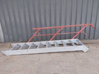 Gebruikte Stalentrap B620mm x H1800mm Wit met leuning 