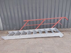 Gebruikte Stalentrap B620mm x H1800mm Wit met leuning 