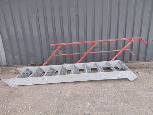 Gebruikte Stalentrap B620mm x H1800mm Wit met leuning 