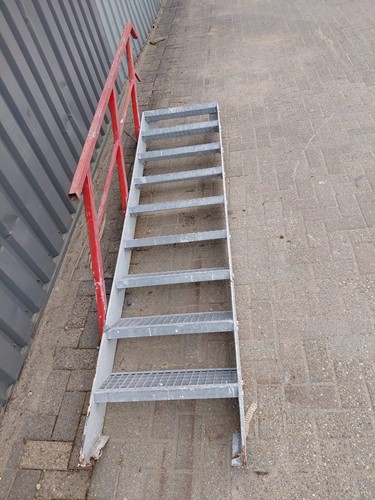 Gebruikte Stalentrap B620mm x H1800mm Wit met leuning -2