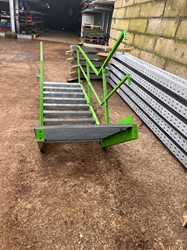Gebruikte Stalen Trap met bordes B1000x L2300mm groen