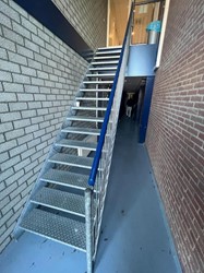 Gebruikte stalen trap B930mmx H3120mm gegalvaniseerd met leuning