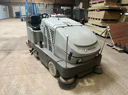 Nilfisk CR 1200 zit-schrob/veegmachine