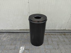 Gebruikte metalen vuilnisbak zwart
