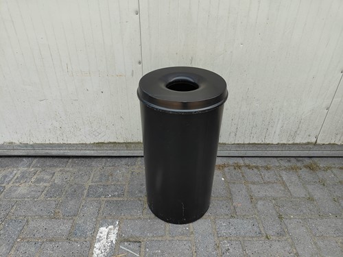 Gebruikte metalen vuilnisbak zwart