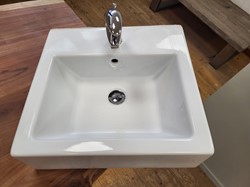Gebruikte Wastafel 50x48x15.5 cm wit met kraan