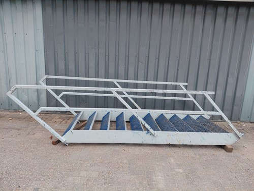 Gebruikte Stalentrap B1020mmx H1950mm Wit met leuning 