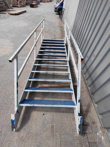 Gebruikte Stalentrap B1020mmx H2400mm Wit met leuning -2